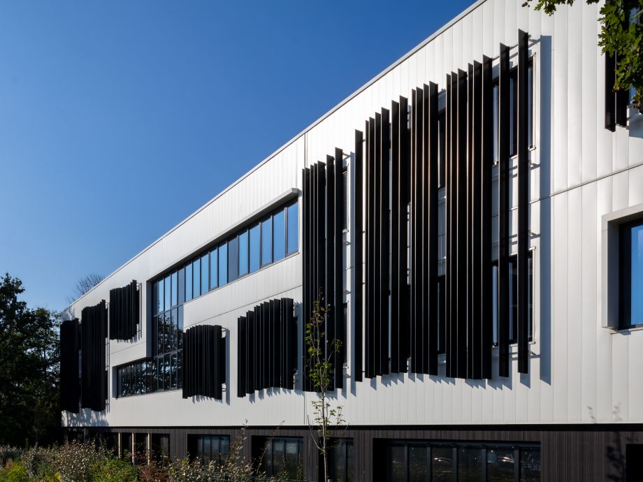 Mise en valeur des façades du bâtiment de bureaux photographiée par Laurence Jouis