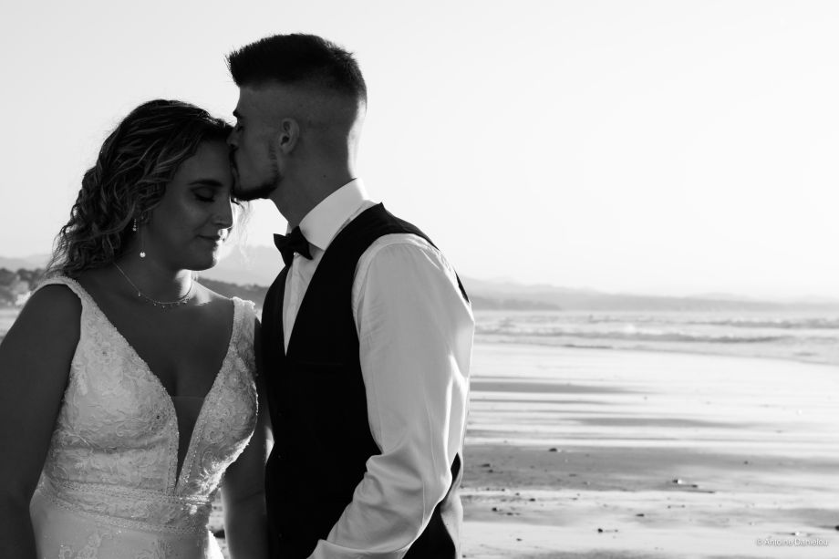 Photographies d'un couple de marié au bord de mer, capturées par Antoine DANIÉLOU