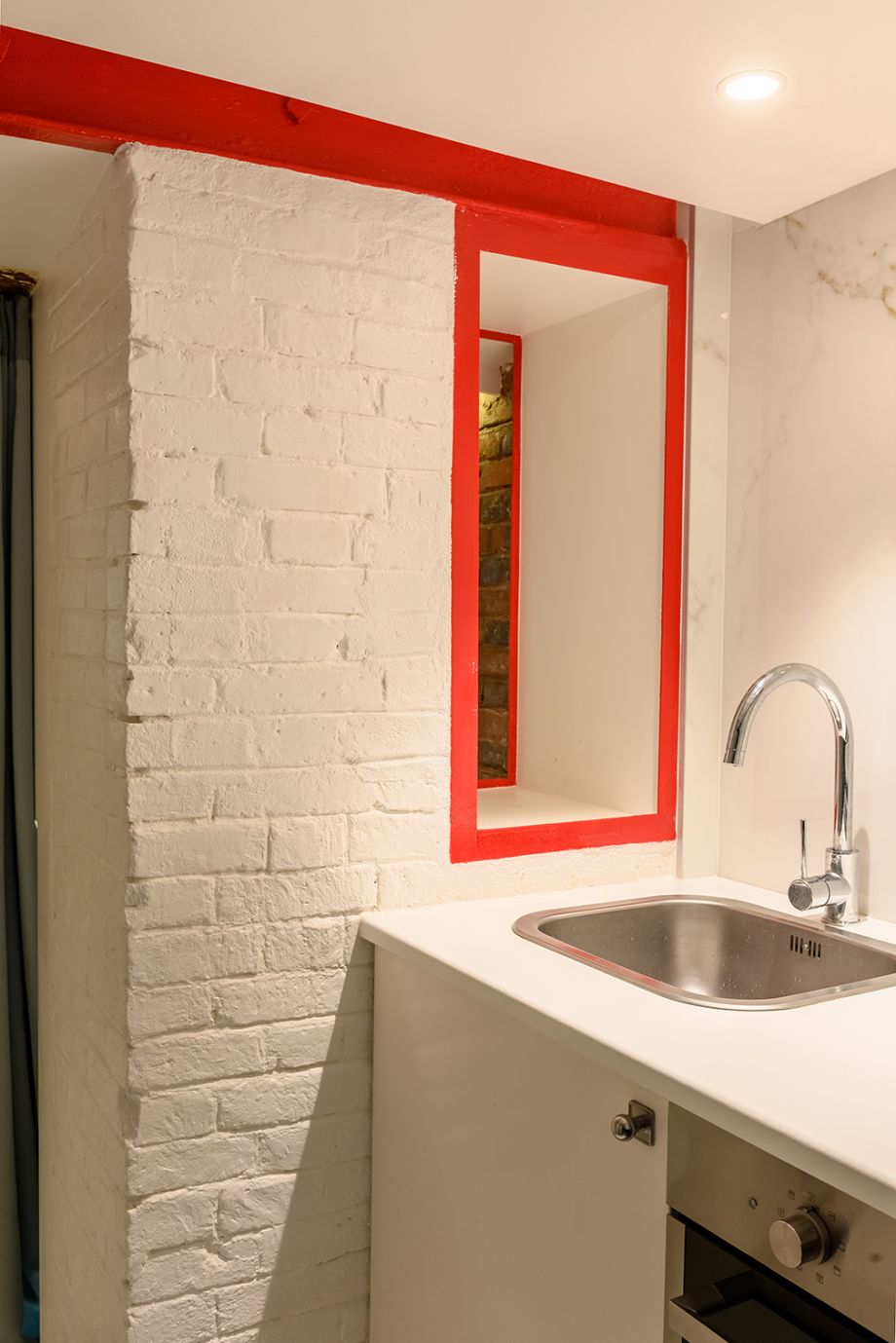 Shooting photo d'un petit appartement de 25m² au rez-de-chaussée d'un immeuble ancien, réalisé par le photographe Nicolas Kalogeropoulos