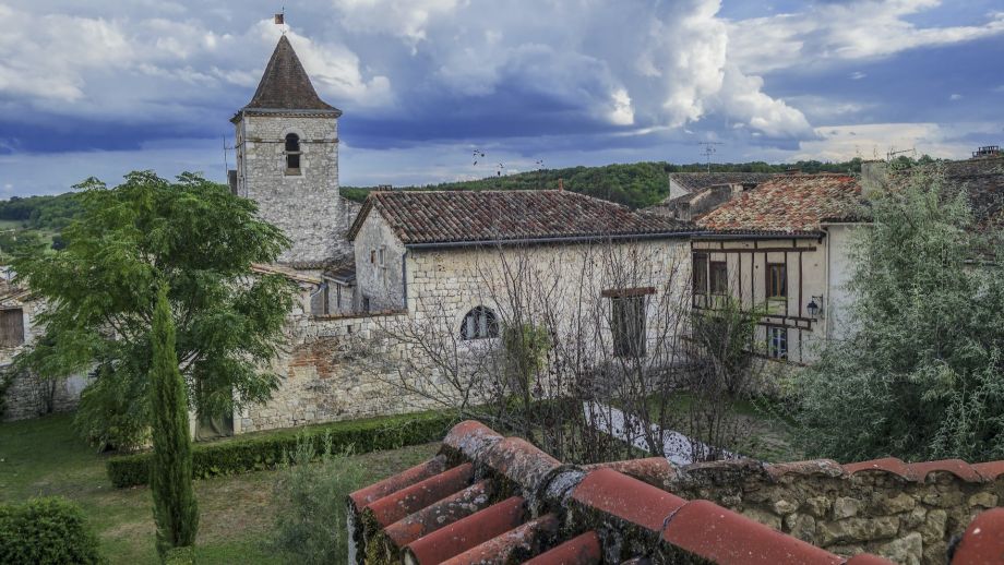 Exploration Architecturale đ DĂ©couvrez la Magie de l'Architecture dans le Midi-PyrĂ©nĂ©es