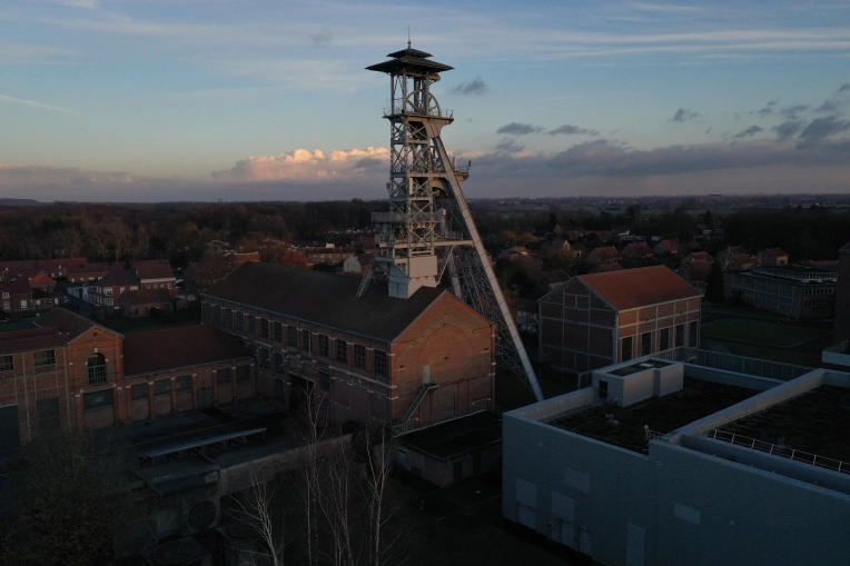 Drone, Bâtiment, Traditionnel